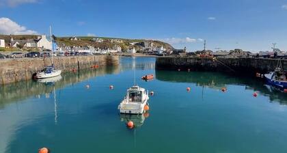 Spacious Coastal Cottage for 8–10 | Sea Views | Walkers & Family Groups Welcome