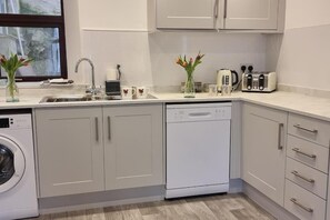 Private kitchen - Spacious Coastal Cottage for 8–10 | Sea Views | Walkers & Family Groups Welcome (Portpatrick)