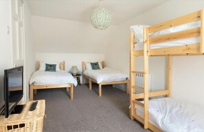 3 bedrooms, iron/ironing board, travel cot, WiFi - Spacious Coastal Cottage for 8–10 | Sea Views | Walkers & Family Groups Welcome (Portpatrick)
