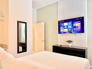 Room - Modern Getaway w/Game Room + Pvt Pool + BBQ Near Universal and I-Drive (Orlando)