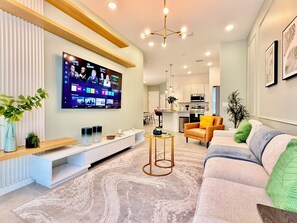 Smart TV - Modern Getaway w/Game Room + Pvt Pool + BBQ Near Universal and I-Drive (Orlando)
