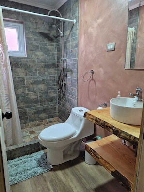 Basic Single Room | Bathroom | Shower, hair dryer, towels, soap - Hotel Boutique CasaBlanca (Puerto Cisnes)