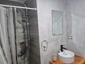 Shower, hair dryer, towels, soap - Hotel Boutique CasaBlanca (Puerto Cisnes)
