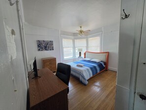 6 bedrooms, iron/ironing board, WiFi, bed sheets - 6-bedroom Victorian house in downtown Erie! Perfect for family & group getaways. (Erie)