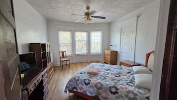 6 bedrooms, iron/ironing board, WiFi, bed sheets