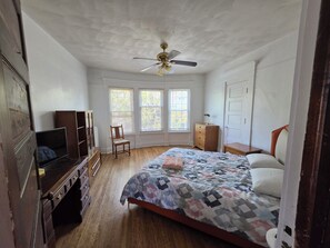 6 bedrooms, desk, iron/ironing board, travel crib