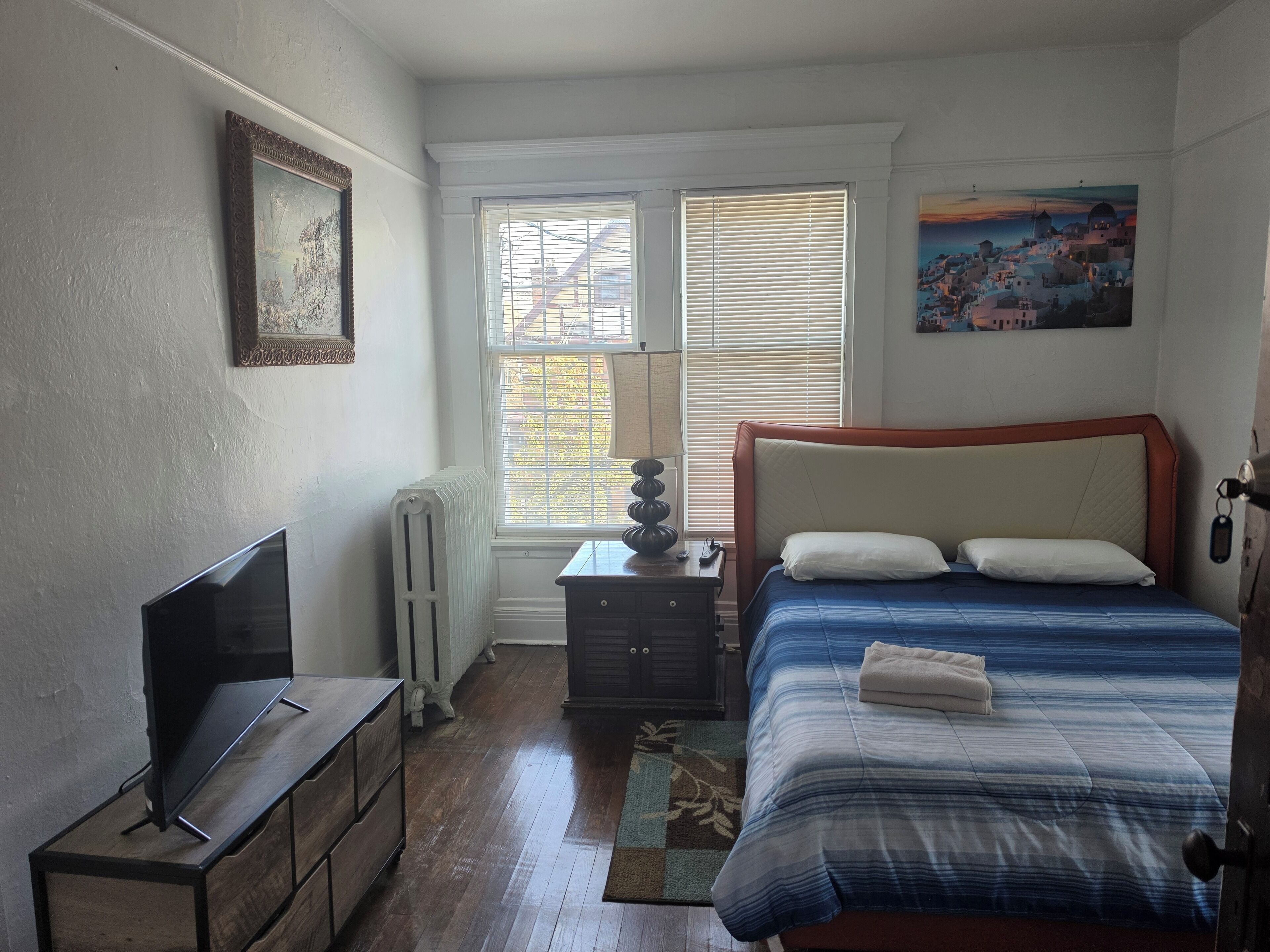 6 bedrooms, desk, iron/ironing board, travel cot