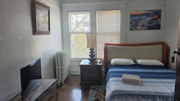 6 bedrooms, desk, iron/ironing board, travel cot