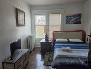 6 bedrooms, iron/ironing board, WiFi, bed sheets - 6-bedroom Victorian house in downtown Erie! Perfect for family & group getaways. (Erie)