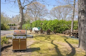 Outdoor dining - Fantastic 2-bedroom house with central AC conveniently located in Southampton (Southampton)