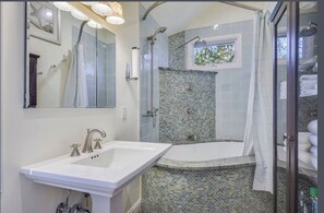 Bathroom - Fantastic 2-bedroom house with central AC conveniently located in Southampton (Southampton)