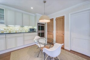 Dining - Fantastic 2-bedroom house with central AC conveniently located in Southampton (Southampton)