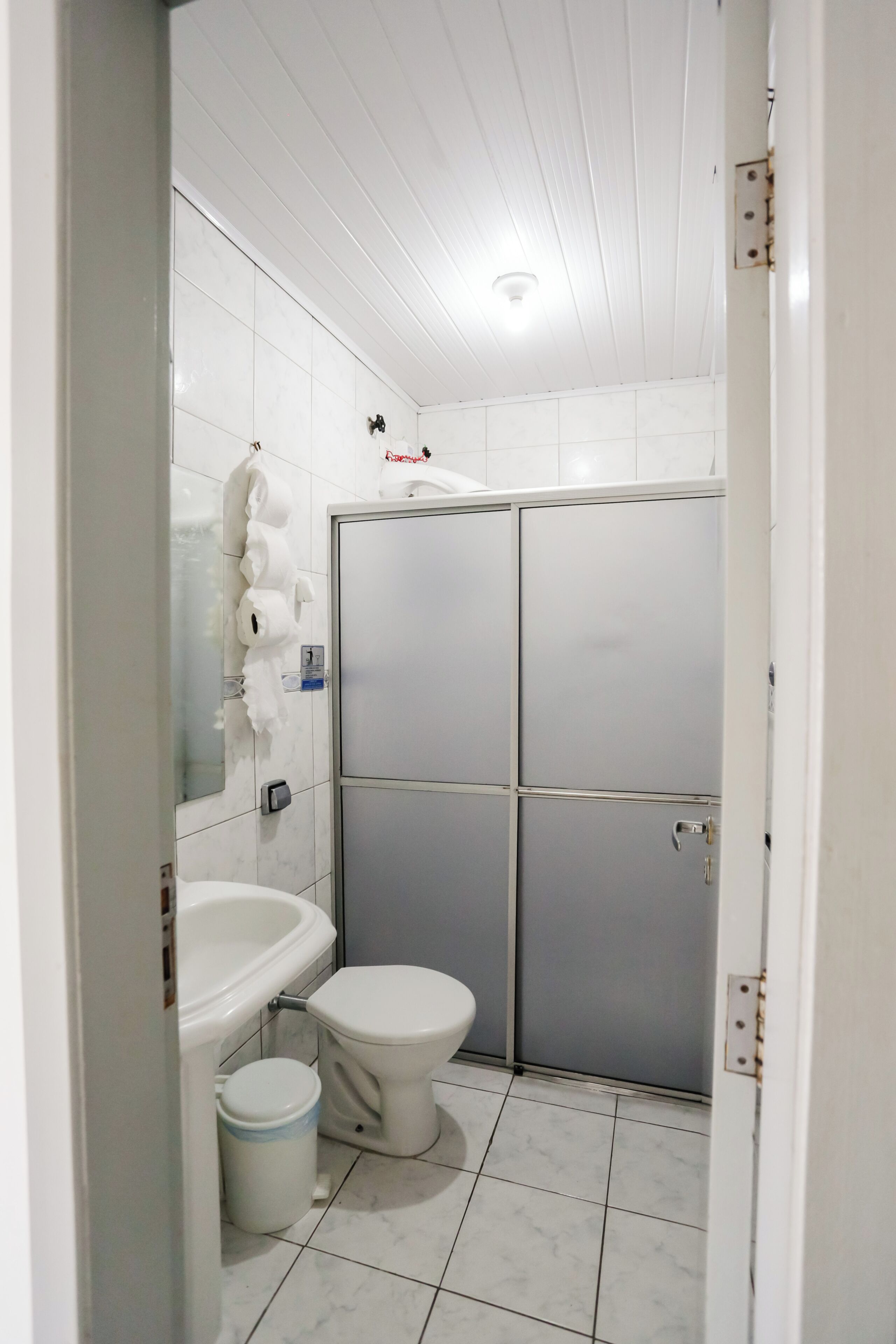 Eenvoudige tweepersoonskamer, niet-roken | Badkamer | Een douche, handdoeken, zeep, shampoo