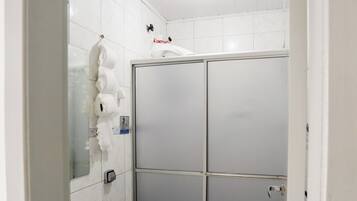 Eenvoudige tweepersoonskamer, niet-roken | Badkamer | Een douche, handdoeken, zeep, shampoo