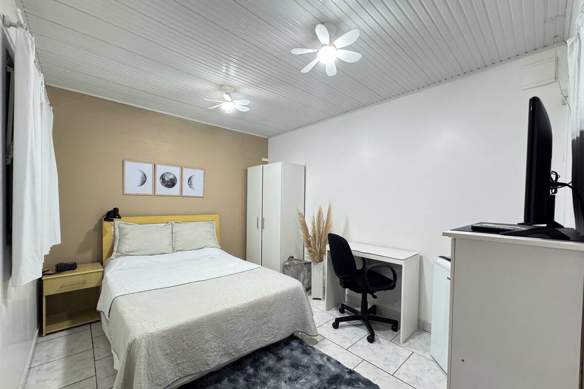 Chambre de base, 1 lit double, non-fumeur, salle de bains commune | Literie hypoallergénique, bureau