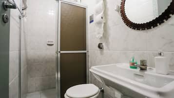 Chambre Double, non-fumeurs | Salle de bain | Douche, serviettes fournies, papier toilette