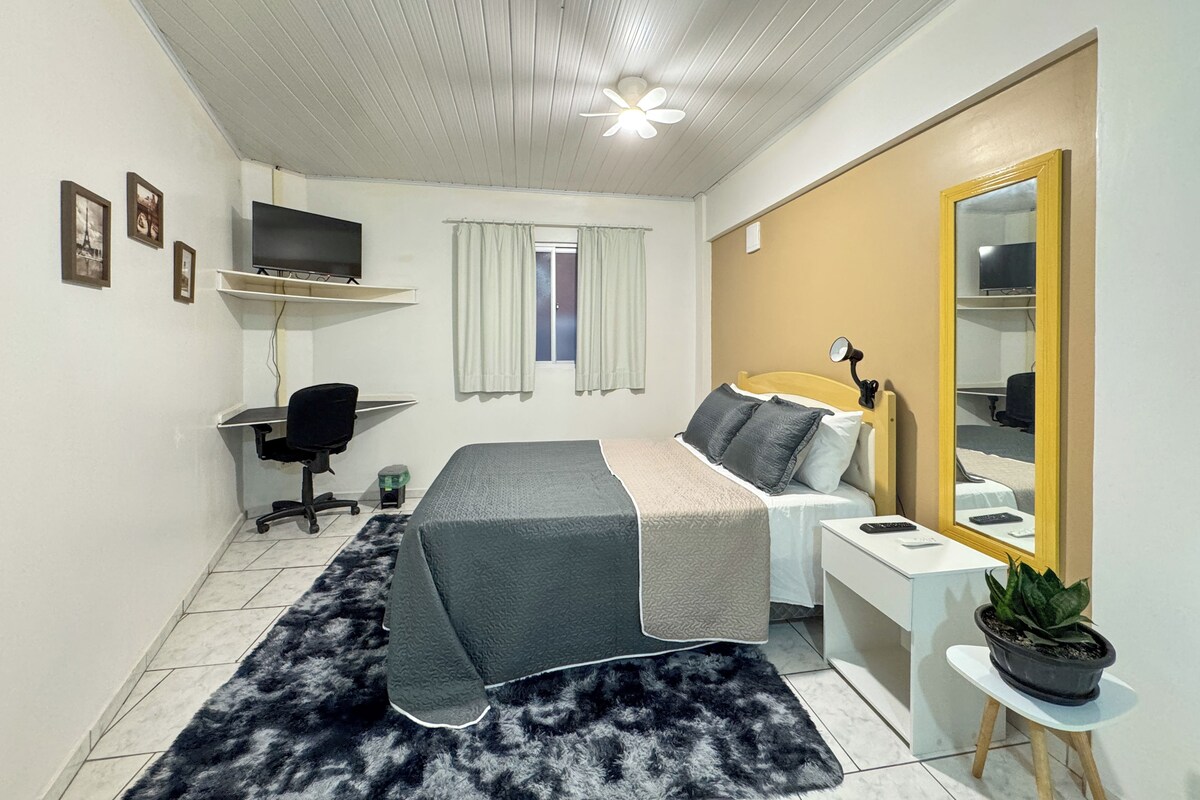 Quarto casal básico | Roupas de cama antialérgicas, escrivaninha