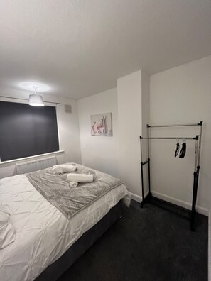 2 quartos, ferros/tábuas de passar roupa, Wi-Fi, roupa de cama