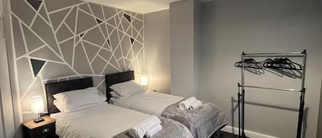 2 habitaciones, tabla de planchar con plancha, wifi y ropa de cama