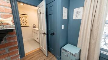 Deluxe Single Room, 1 King Bed | Bathroom