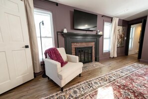 Deluxe Single Room, 1 King Bed | Interior
