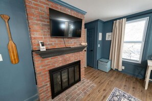 Deluxe Single Room, 1 King Bed | Interior - The Inn at Fireside Tavern Sherborn (Sherborn)