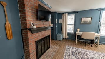 Deluxe Single Room, 1 King Bed | Interior