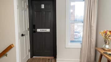 Deluxe Single Room, 1 King Bed | Interior