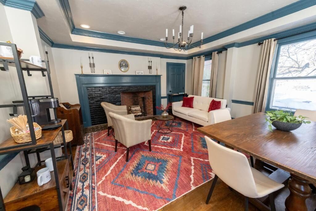 Deluxe Single Room, 1 King Bed | Living area