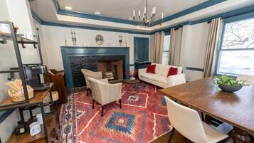 Deluxe Single Room, 1 King Bed | Living area