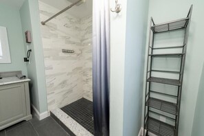 Quarto solteiro luxo, 1 cama King | Banheiro | Chuveiro, secador de cabelo, toalhas de banho, sabonete