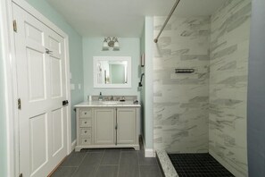 Quarto solteiro luxo, 1 cama King | Banheiro | Chuveiro, secador de cabelo, toalhas de banho, sabonete