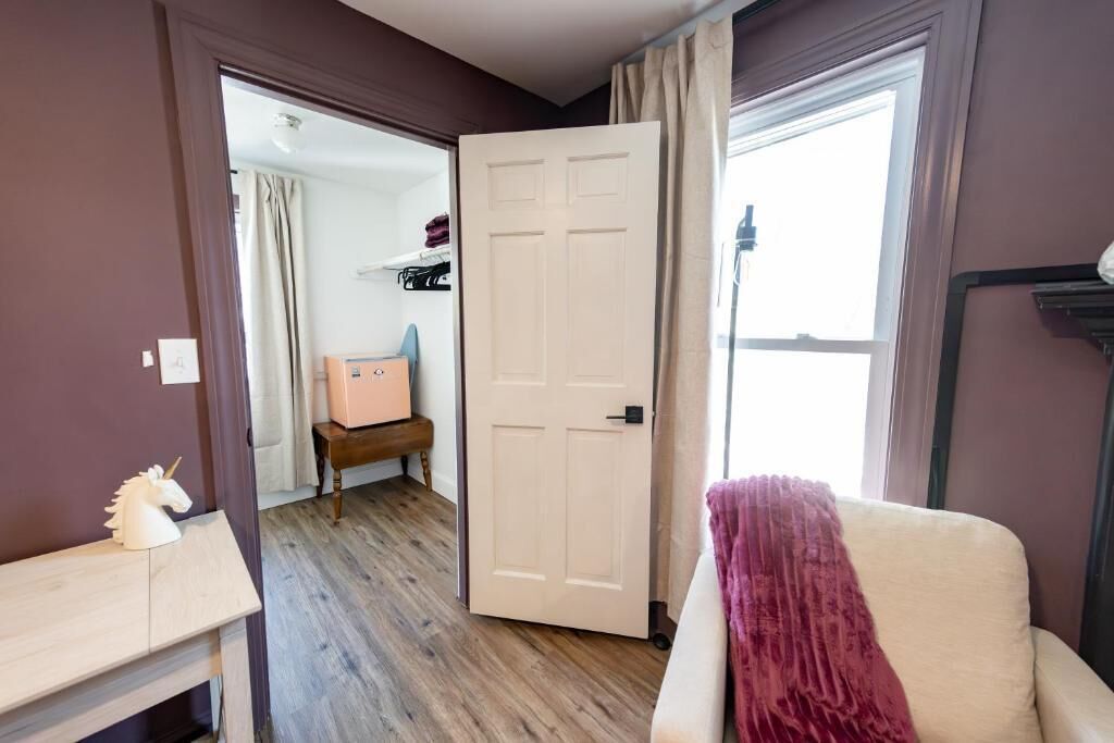 Deluxe Single Room, 1 King Bed | Living area