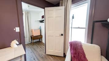 Deluxe Single Room, 1 King Bed | Living area