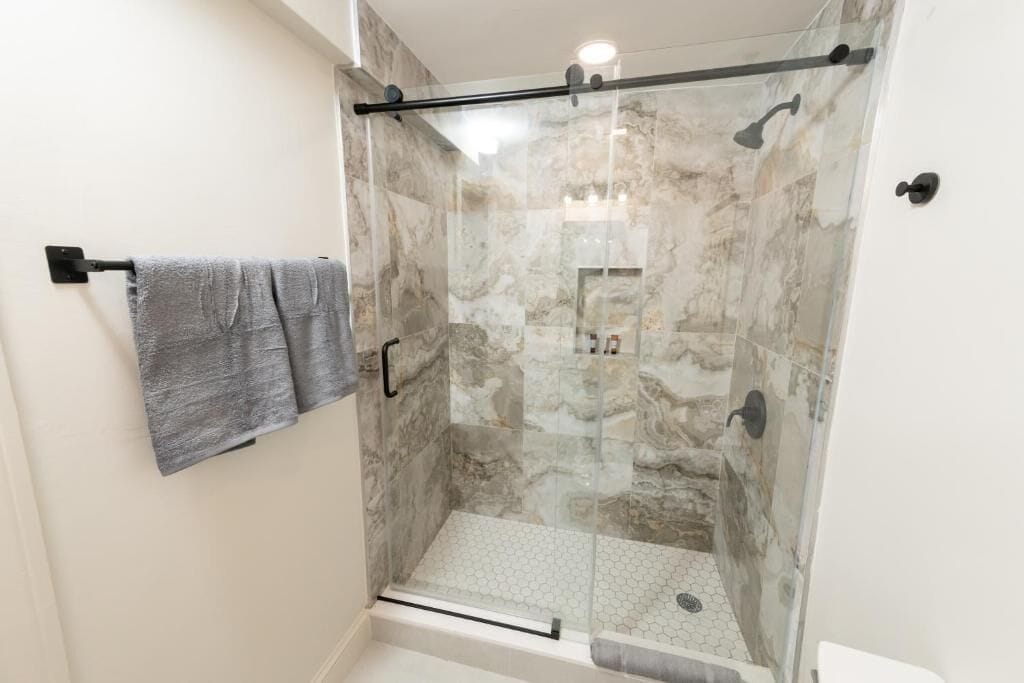 Deluxe Single Room, 1 King Bed | Bathroom | Shower, hair dryer, towels, soap