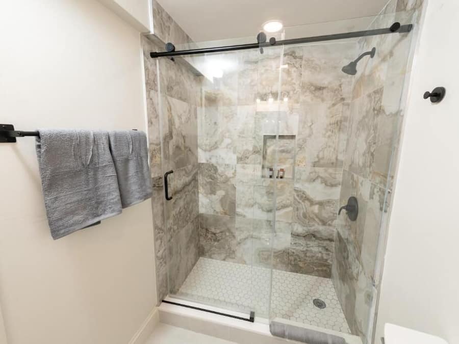 Deluxe Single Room, 1 King Bed | Bathroom | Shower, hair dryer, towels, soap