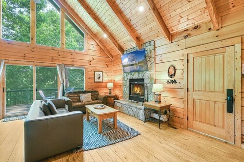 Lake Lure Lodge in the Trees Sleeps Eight