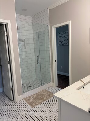 Douche, sèche-cheveux, serviettes fournies, savon
