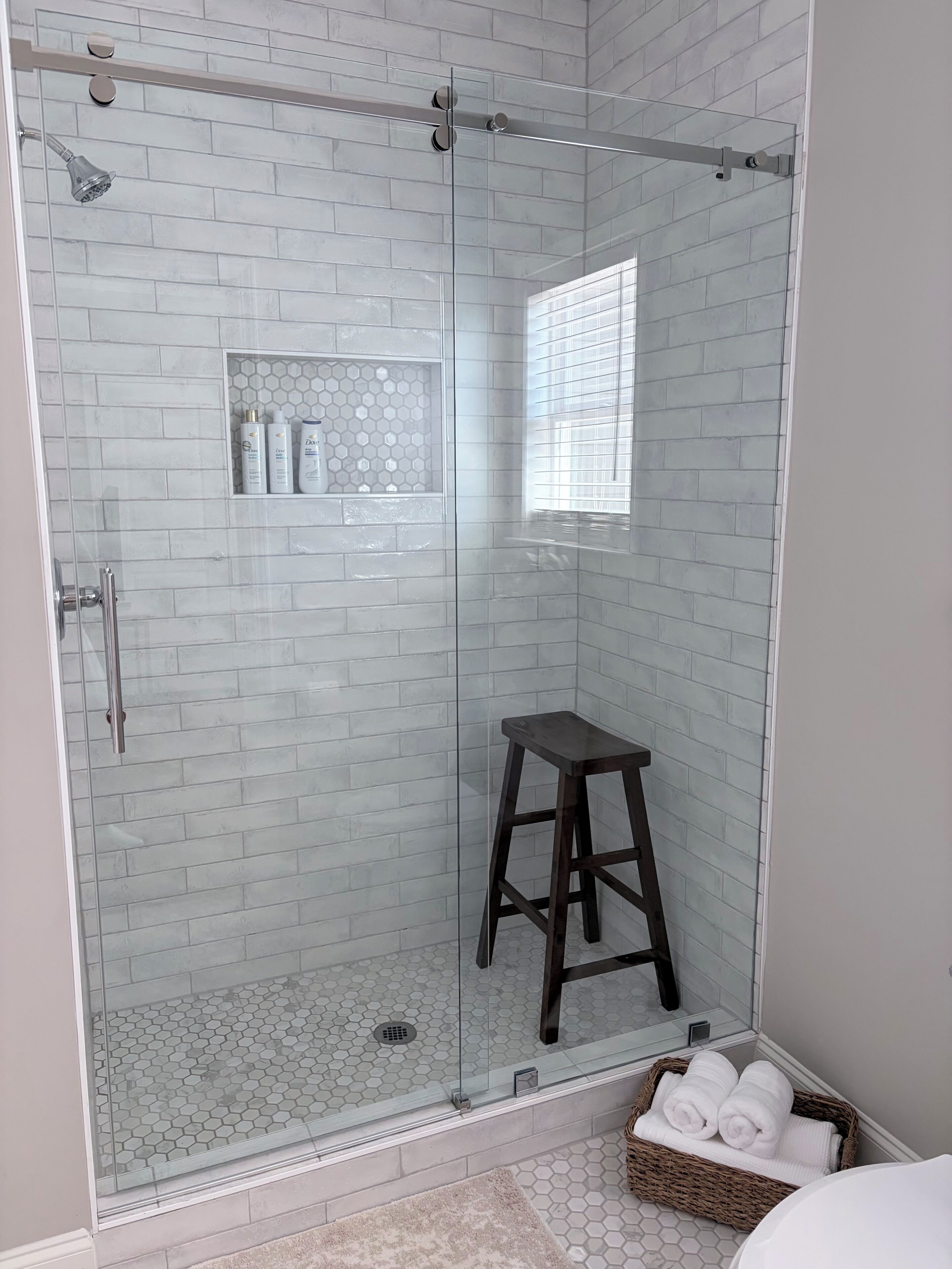 Douche, sèche-cheveux, serviettes fournies, savon