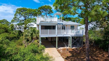 House, 1 Queen Bed with Sofa bed (Boardwalk 13) | Exterior