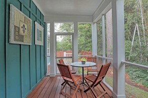 Dining - Isle of Hope Cottage w Historic Charm & Location! (Savannah)