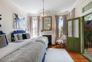 5 bedrooms, iron/ironing board, free WiFi, bed sheets - The Riverview | 1 Block to River St (Savannah)