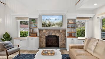 Smart TV, chimenea y futbolito