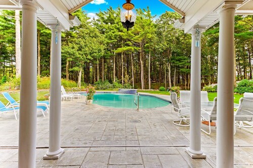 Sagamore Sanctuary! ~ Pool & Hot Tub ~ Private Oasis ~ Close to Beaches