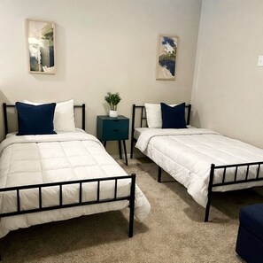 2 bedrooms, iron/ironing board, WiFi, bed sheets - Frisco Townhome in Prime Location Near Star, Legacy West & Dining (Frisco)