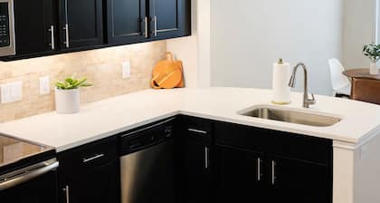 Frisco Townhome in Prime Location Near Star, Legacy West & Dining