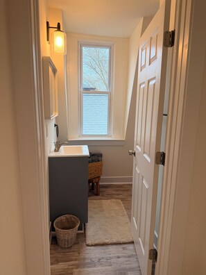 Shower, hair dryer, towels, soap - Steps to the Falls (Niagara Falls)
