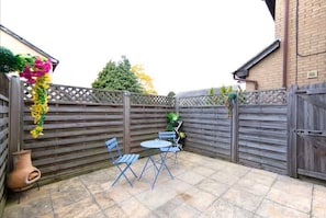 Terrace/patio - Cozy & Comfy 2-Bedroom House | Sleeps 5 | Hemel Hempstead (Hemel Hempstead)