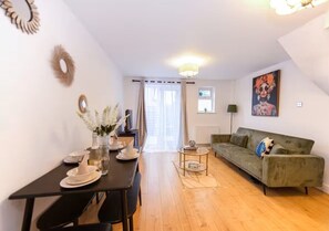 Smart TV - Cozy & Comfy 2-Bedroom House | Sleeps 5 | Hemel Hempstead (Hemel Hempstead)