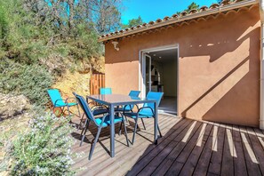 Outdoor dining - Chez Marion - Piscine - Calme - Wifi (Maubec)